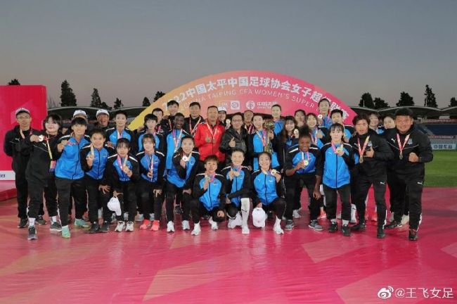 在四季的轮转下，他们那些散落在别人不解目光中的爱，也都在比心洁净的土地里结出果实来……”《隐入尘烟》延续了李睿珺导演一直以来深刻的人文关怀，从男女主人公的情感生活出发，以真实农村现状为背景，在对西北农村生活图景的全面描摹之中，呼唤着来自底层人物的，扎实而坚定的力量